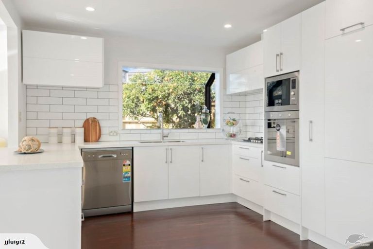 Photo of property in 1/31 Browns Bay Road, Browns Bay, Auckland, 0630