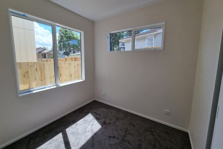 Photo of property in 1c Taupiko Place, Green Bay, Auckland, 0604