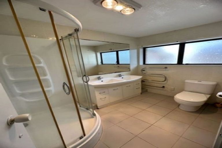 Photo of property in 10 Jillteresa Crescent, Half Moon Bay, Auckland, 2012