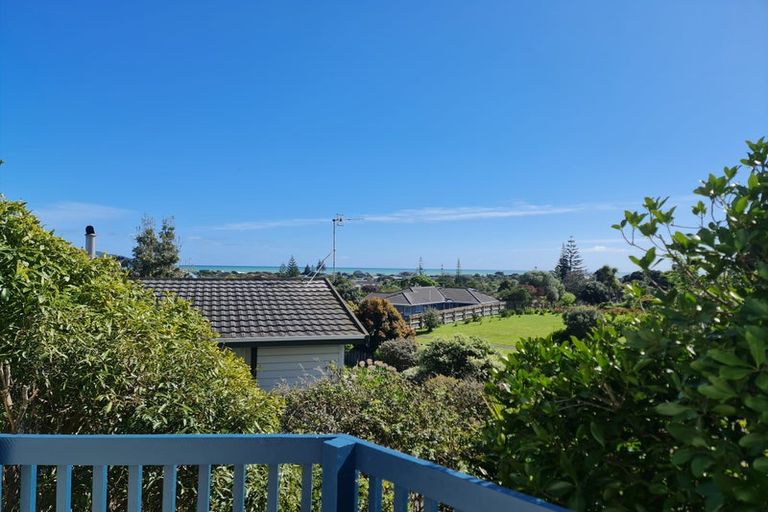 Photo of property in 8 Trig Hill Terrace, Waikanae Beach, Waikanae, 5036