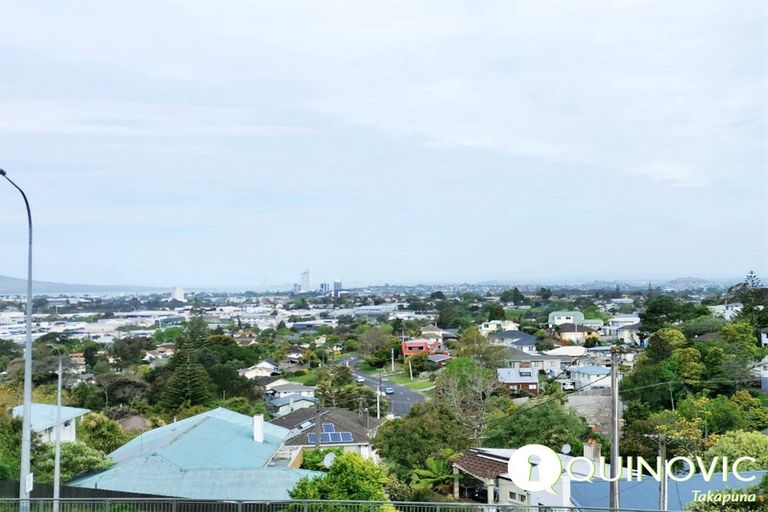 Photo of property in 520 Glenfield Road, Glenfield, Auckland, 0629