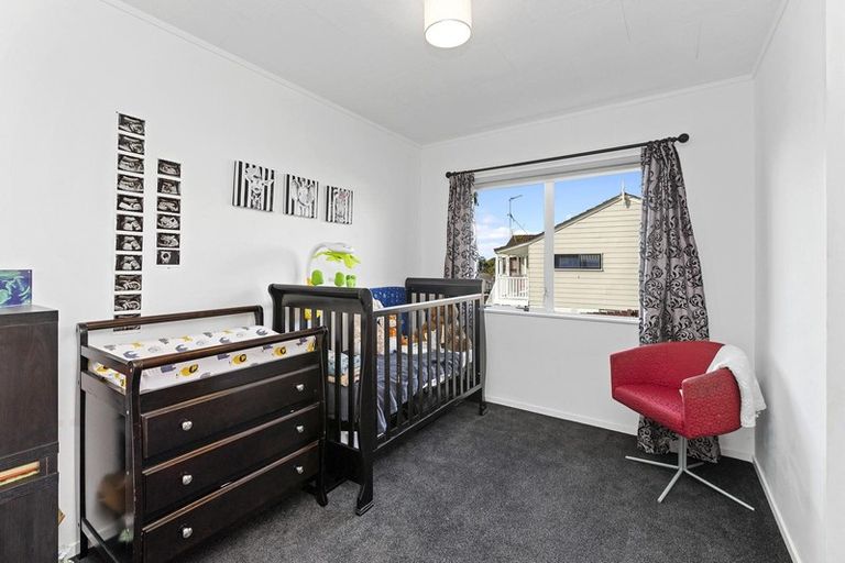 Photo of property in 2/85 Harmel Road, Glendene, Auckland, 0602