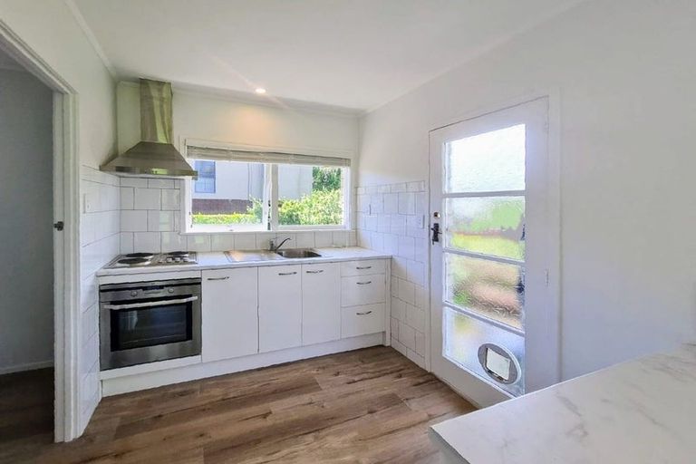 Photo of property in 2/13 Wykeham Place, Glenfield, Auckland, 0629