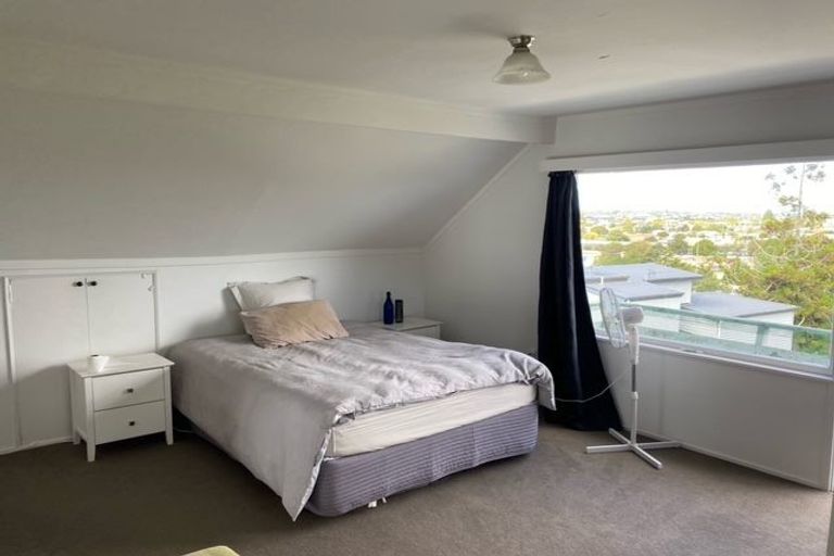 Photo of property in 2/30 Martin Crescent, Northcote, Auckland, 0627