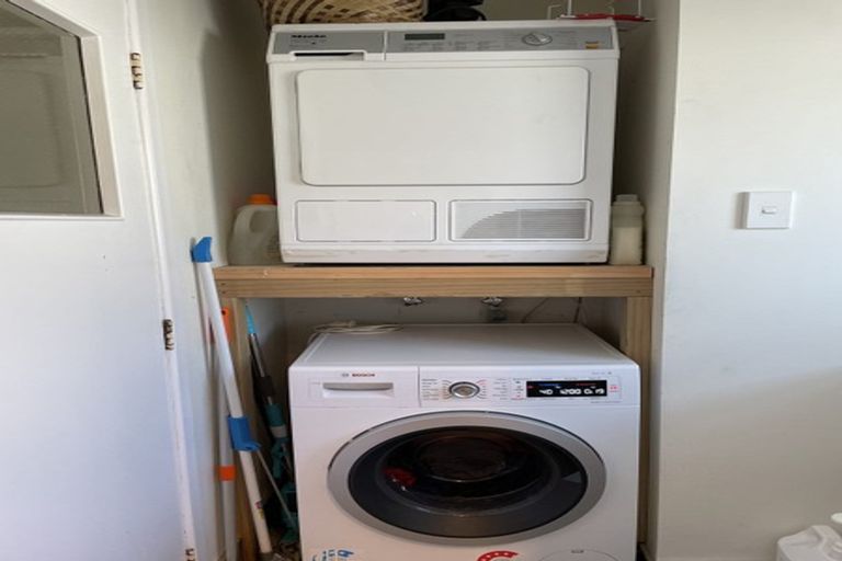 Photo of property in 28 Harbour View Road, Te Atatu Peninsula, Auckland, 0610