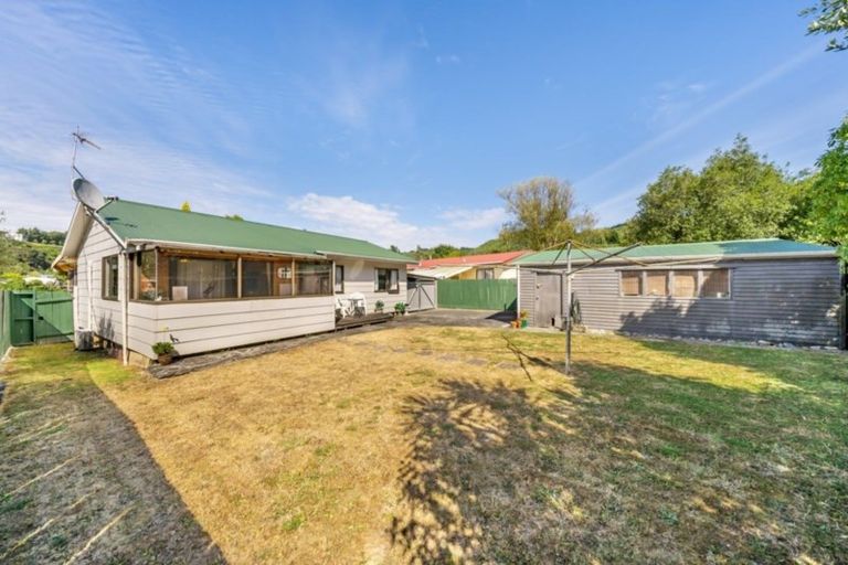 Photo of property in 6 Edmund Lomas Grove, Birchville, Upper Hutt, 5018