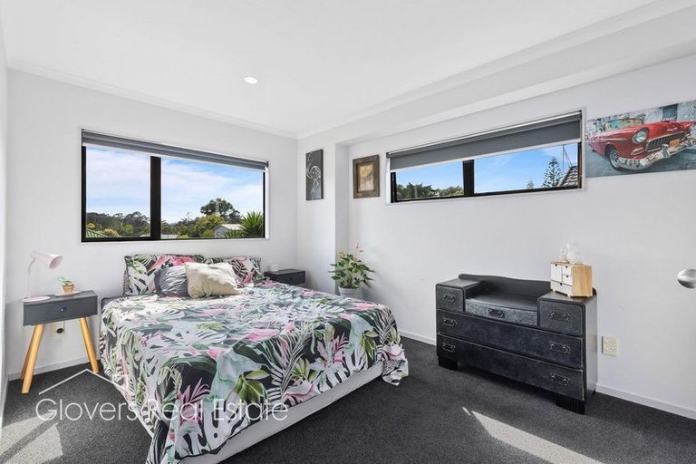 Photo of property in 18b Vardon Road, Green Bay, Auckland, 0604