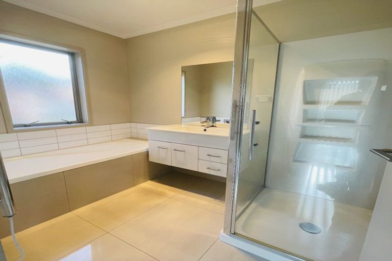 Photo of property in 23 Horizon Road, Oteha, Auckland, 0632