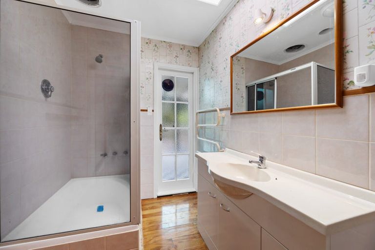 Photo of property in 37 York Road, Titirangi, Auckland, 0604