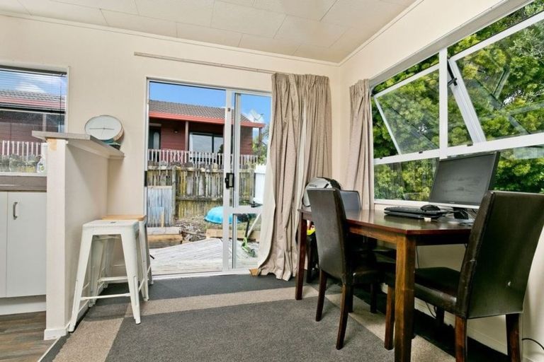 Photo of property in 14 Jumento Place, Unsworth Heights, Auckland, 0632