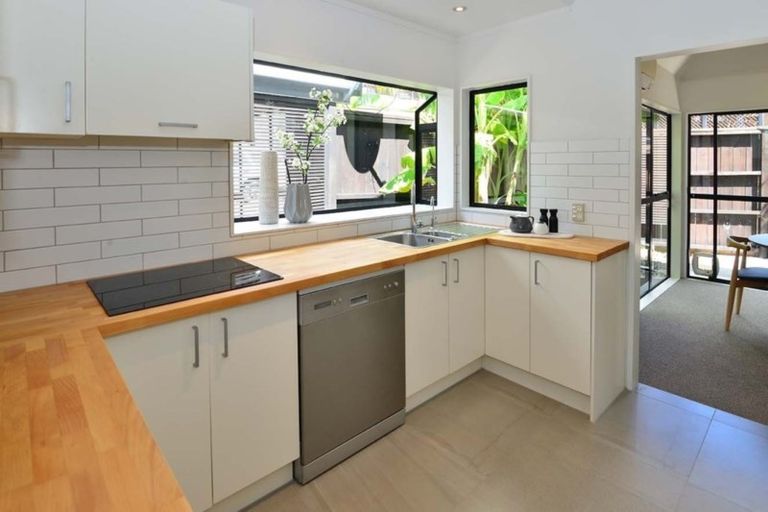 Photo of property in 2/26 Sandown Road, Rothesay Bay, Auckland, 0630