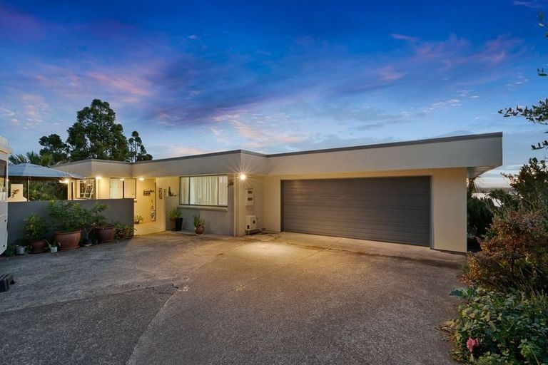 Photo of property in 92 Island Bay Road, Beach Haven, Auckland, 0626