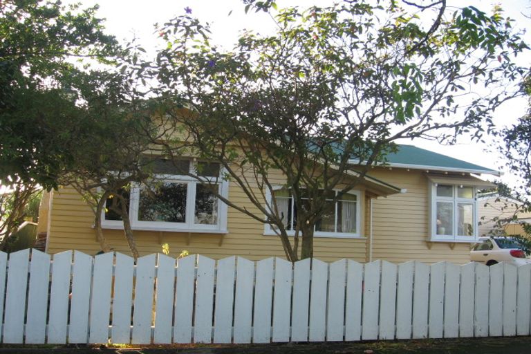 Photo of property in 4 Mahoe Avenue, Takaro, Palmerston North, 4410