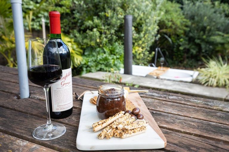 Photo of property in 46 Fox Street, Opunake, 4616