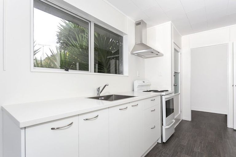Photo of property in 90 Sunnyside Road, Sunnyvale, Auckland, 0612