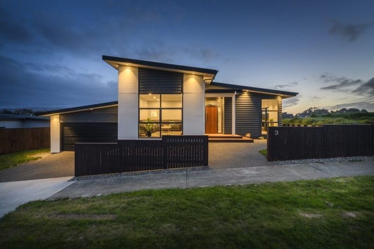 Photo of property in 3 Vaucluse Heights, Fitzherbert, Palmerston North, 4410