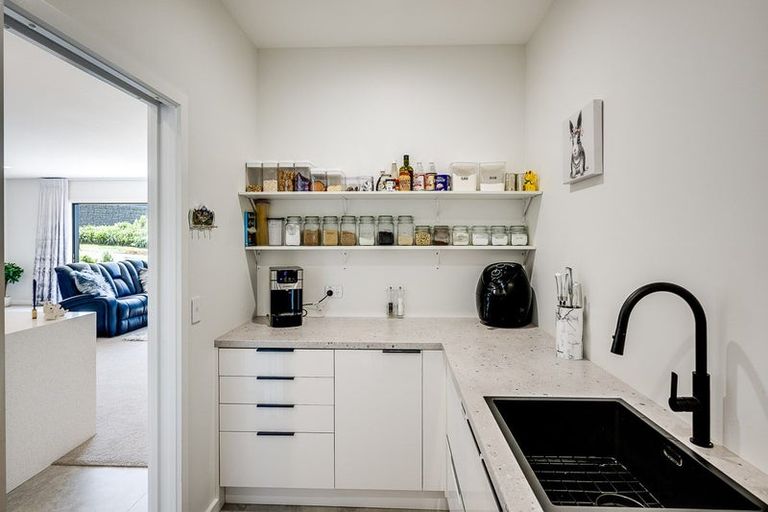 Photo of property in 91 Oak Road, Poraiti, Napier, 4112