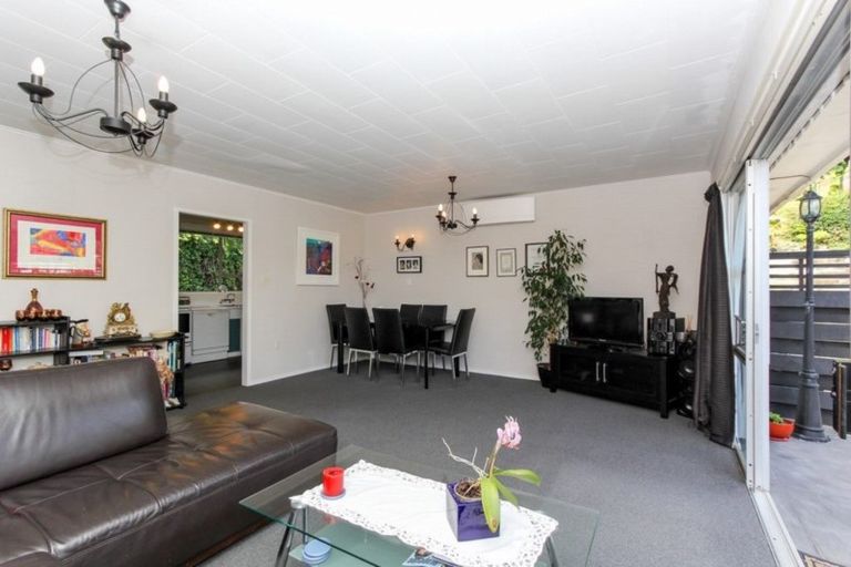 Photo of property in 2/12 Ambury Place, Merrilands, New Plymouth, 4312