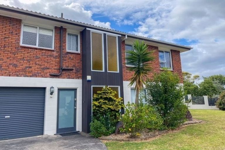 Photo of property in 22 Hartley Terrace, Massey, Auckland, 0614