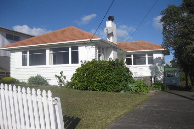 Photo of property in 1325 Whangaparaoa Road, Army Bay, Whangaparaoa, 0930