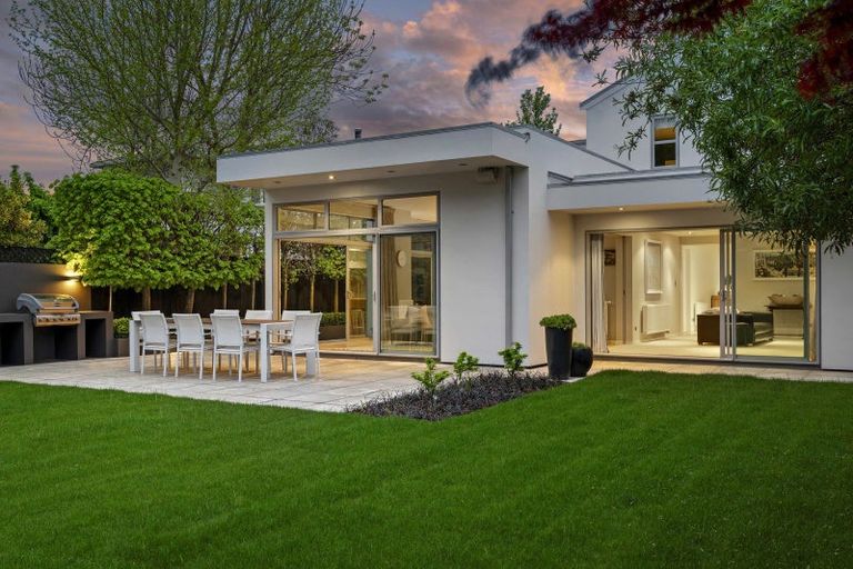 Photo of property in 35 Waiwetu Street, Fendalton, Christchurch, 8052