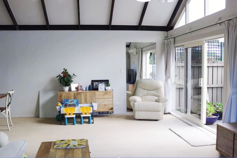 Photo of property in 2/11 Tulloch Place, Conifer Grove, Takanini, 2112