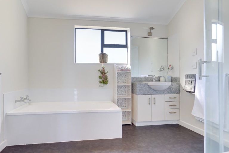 Photo of property in 6 Kingston Way, Otamatea, Whanganui, 4500