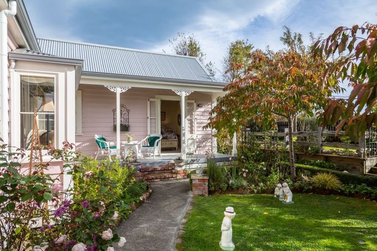 Photo of property in 10 Cotter Street, Greytown, 5712