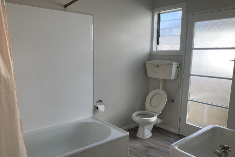 Photo of property in 15 Stamford Park Road, Mount Roskill, Auckland, 1041