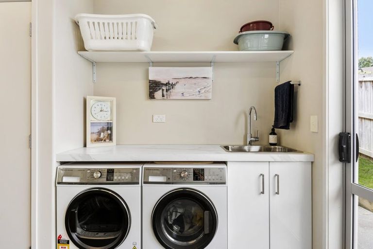 Photo of property in 15 Waldorf Crescent, Orewa, 0931