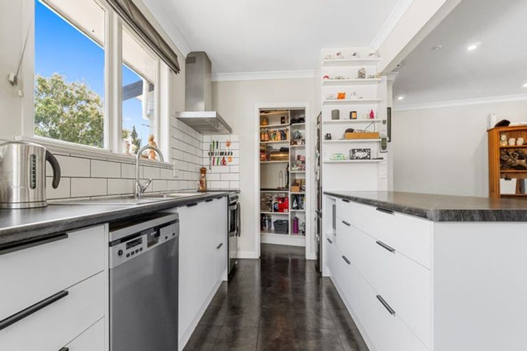 Photo of property in 4 Sequoia Place, Maoribank, Upper Hutt, 5018