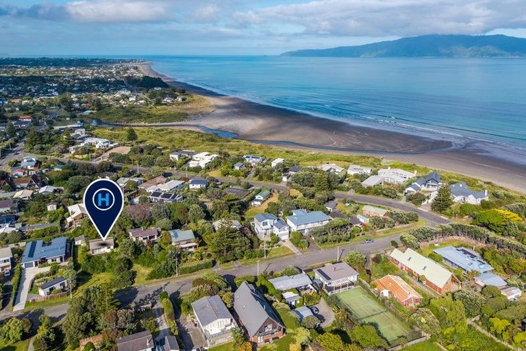 Photo of property in 16 Hughes Street, Waikanae Beach, Waikanae, 5036