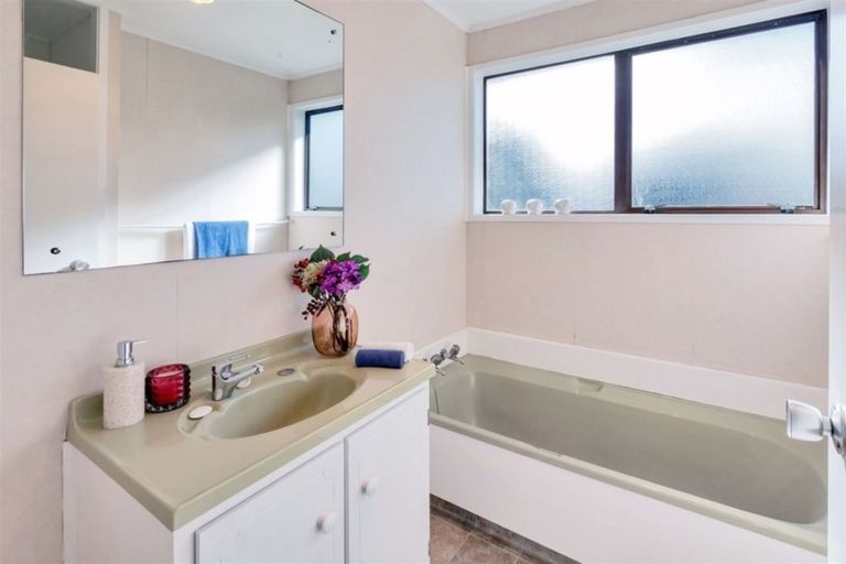 Photo of property in 15 Peterhouse Place, West Harbour, Auckland, 0618