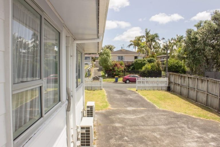 Photo of property in 27 Pipitea Place, Massey, Auckland, 0614