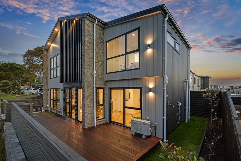 Photo of property in 1/31 Akoranga Drive, Northcote, Auckland, 0627