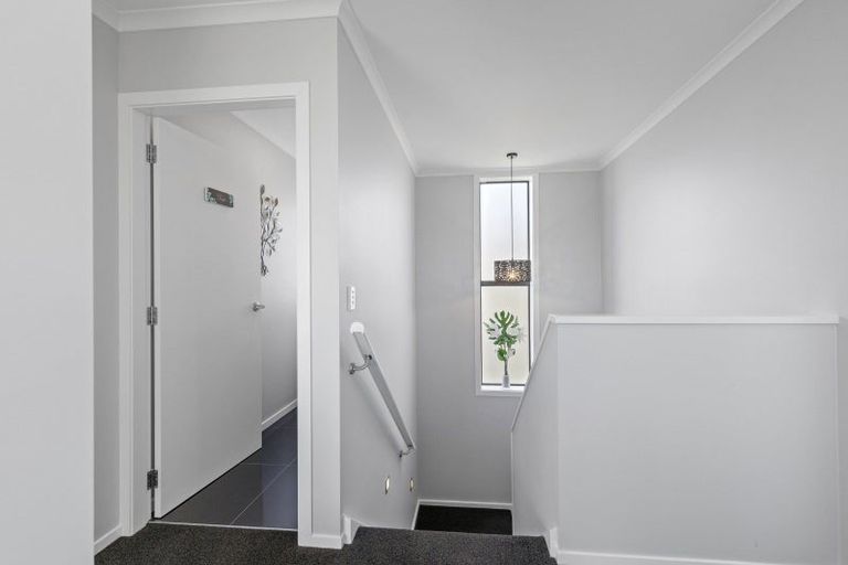 Photo of property in 32 Lanyon Place, Whitby, Porirua, 5024