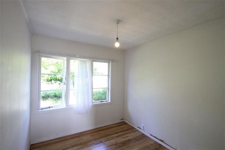 Photo of property in 17 Kirrie Avenue, Te Atatu South, Auckland, 0610