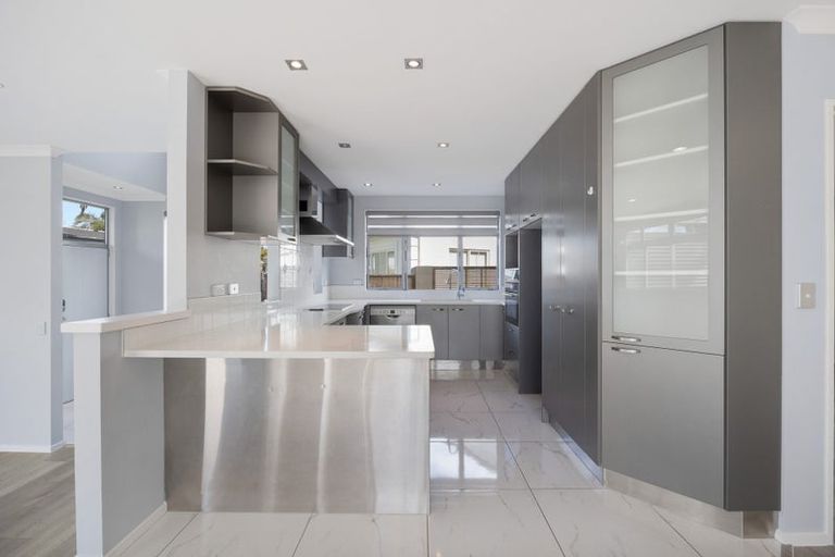 Photo of property in 10 Lupetti Rise, West Harbour, Auckland, 0618