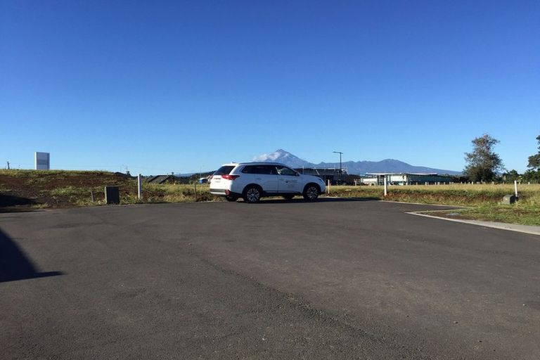 Photo of property in 7 Oakmont Crescent, Waiwhakaiho, New Plymouth, 4312