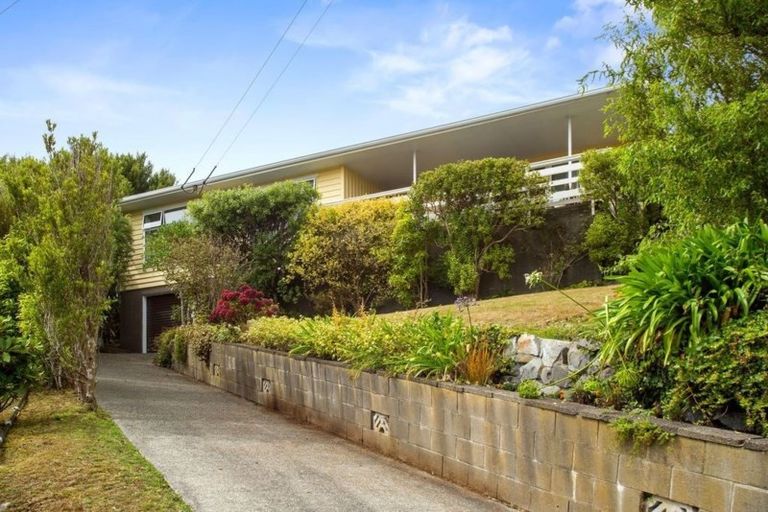 Photo of property in 42 Turville Crescent, Newlands, Wellington, 6037