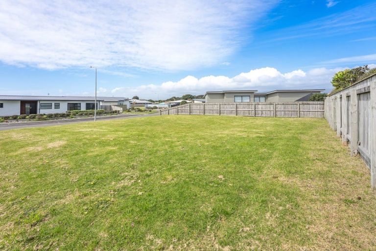 Photo of property in 43 Seagrass Place, Otaki Beach, Otaki, 5512