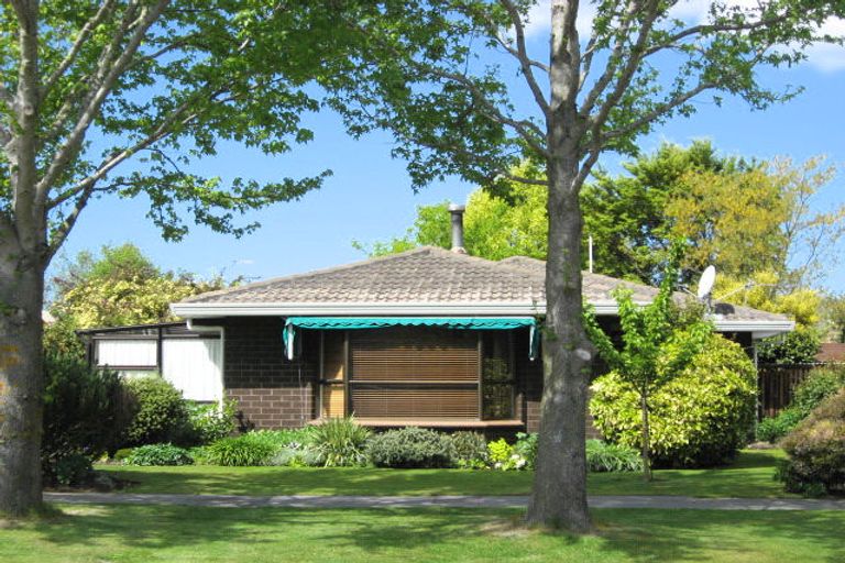 Photo of property in 15 Witbrock Crescent, Burnside, Christchurch, 8053