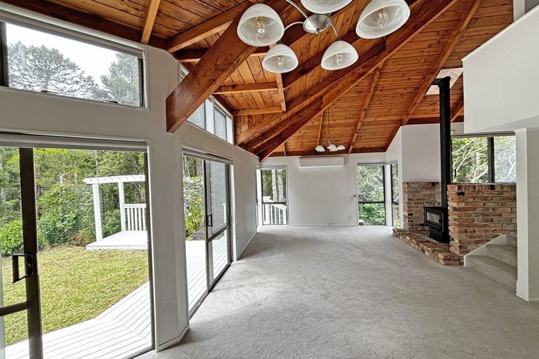 Photo of property in 100 Chelsea View Drive, Chatswood, Auckland, 0626