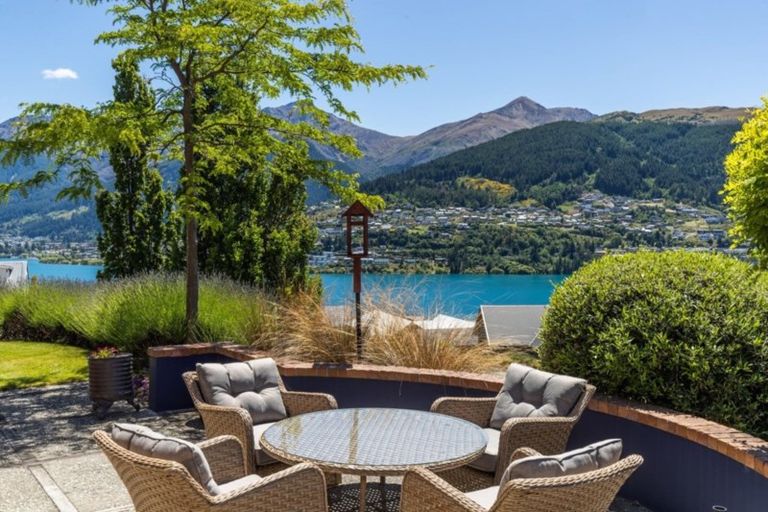 Photo of property in 1 Garland Terrace, Kelvin Heights, Queenstown, 9300