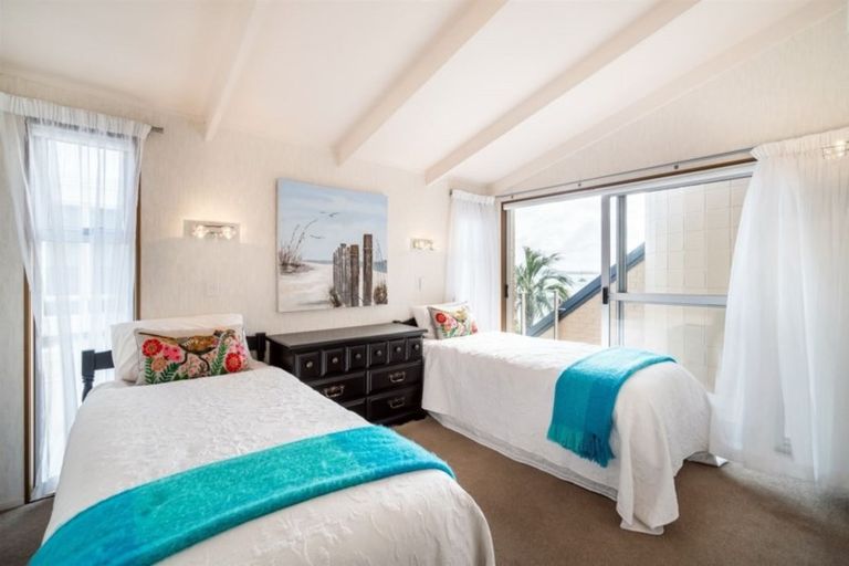 Photo of property in 98 Tindalls Bay Road, Tindalls Beach, Whangaparaoa, 0930