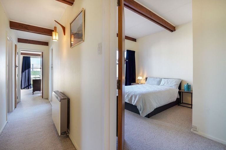 Photo of property in 2 Hollows Crescent, Takaro, Palmerston North, 4412