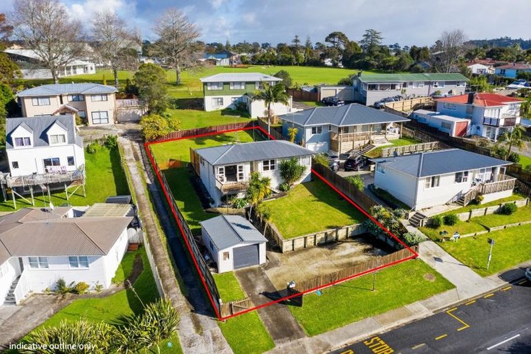 Photo of property in 60 Lauderdale Road, Birkdale, Auckland, 0626