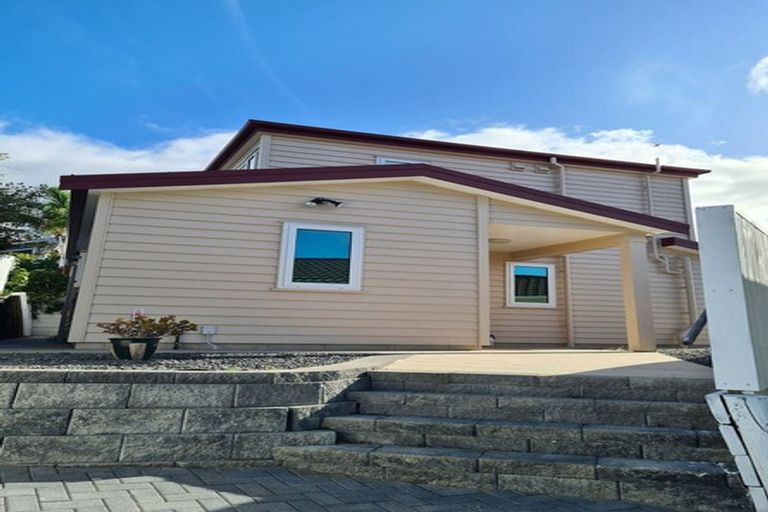 Photo of property in 36 Trias Road, Totara Vale, Auckland, 0629