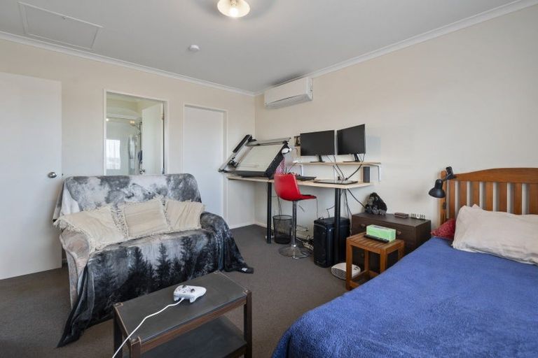 Photo of property in 8 Sunshine Place, Kelvin Grove, Palmerston North, 4414