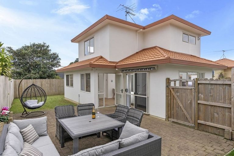 Photo of property in 2/1 Mossop Rise, Glenfield, Auckland, 0629